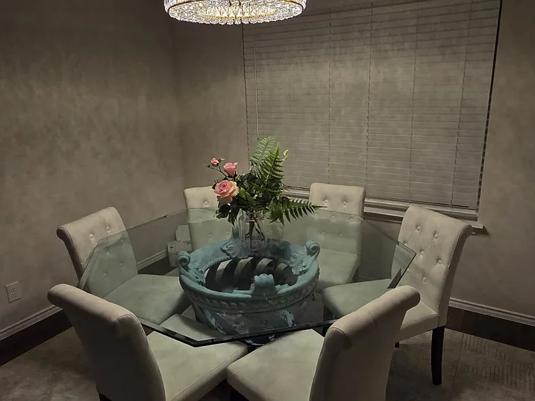 Dining room .
