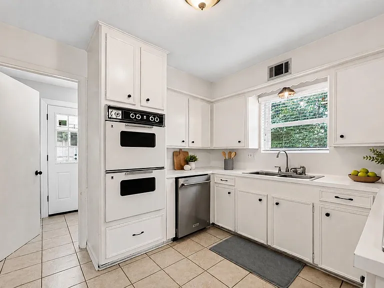 811 Thicket Ln — Photo 10