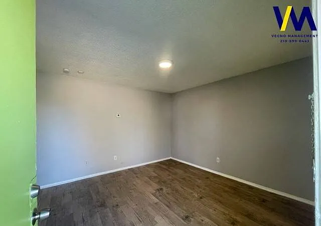 Building Photo - 102 E Cheryl Dr #4