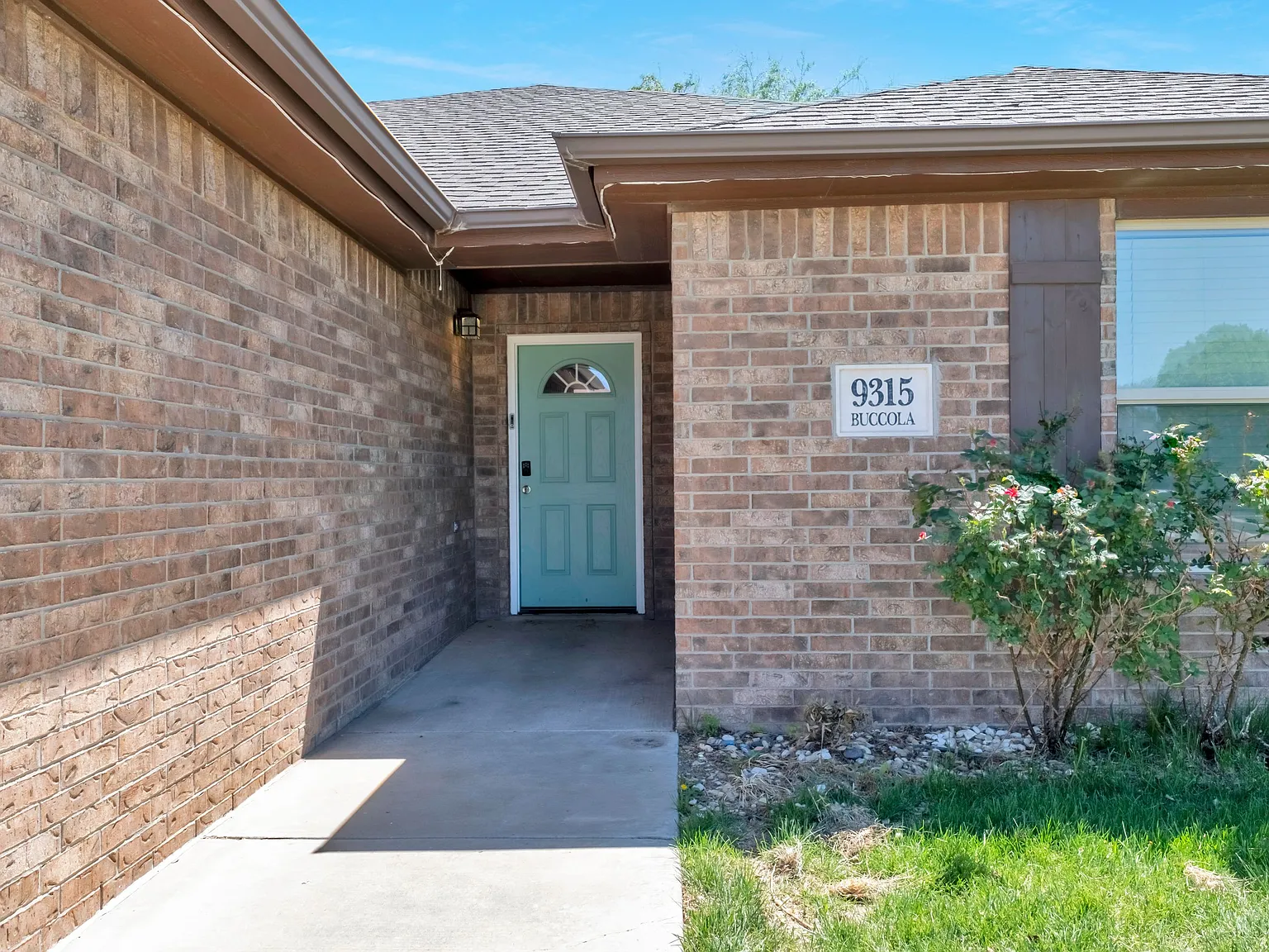 4 bed, 2.0 bath, 2089 sqft, $2,800 — Photo 3