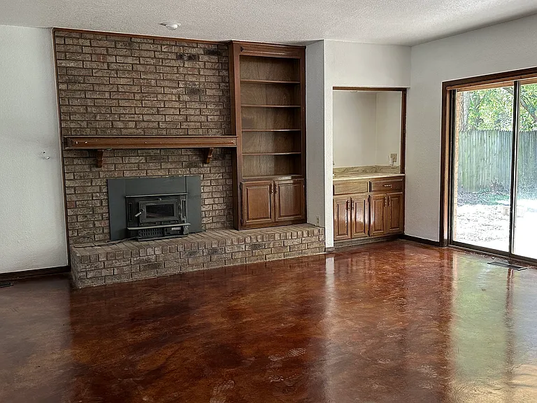 1145 Robin Hood Ln — Photo 3