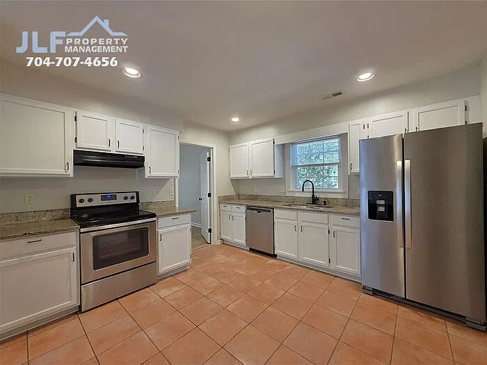 3 bed, 2.5 bath, 1752 sqft, $1,895 — Photo 4