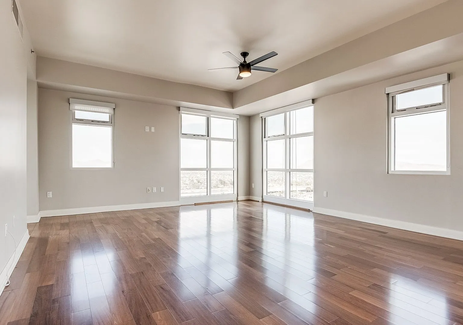 Spacious 3bd/2.5ba residence with City & Mountain Views — Photo 4