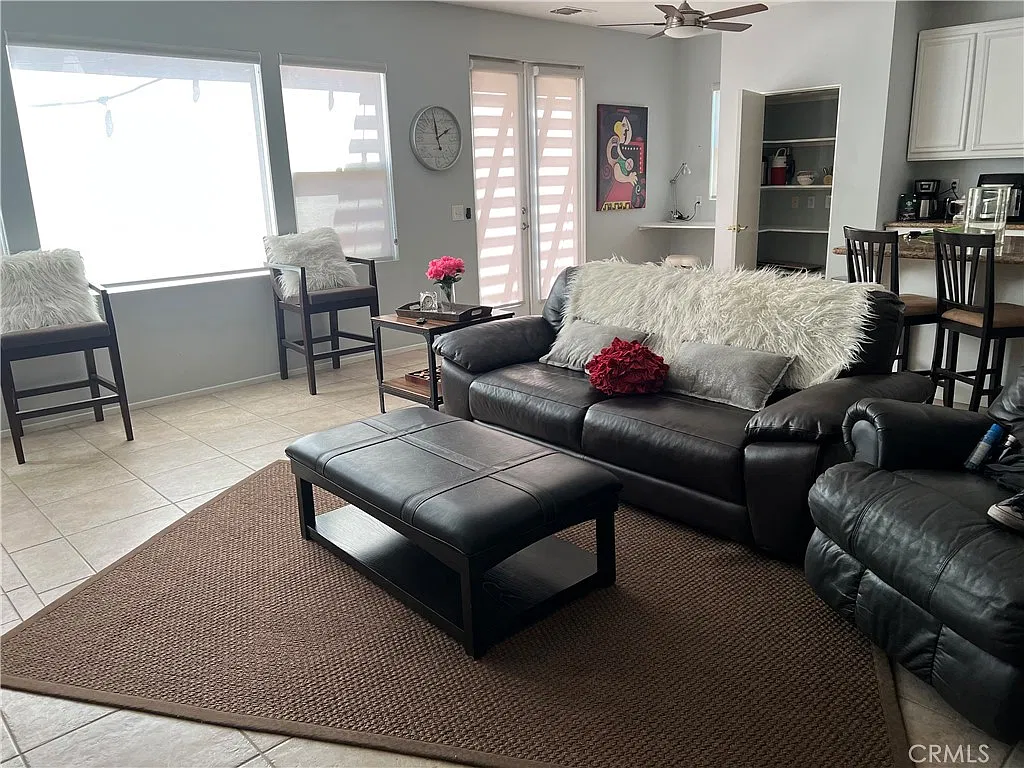 4 bed, 2.5 bath, 1947 sqft, $3,600 — Photo 2