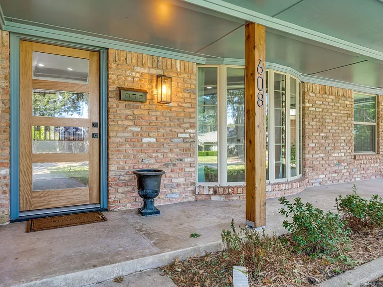 608 Cox Dr — Photo 3