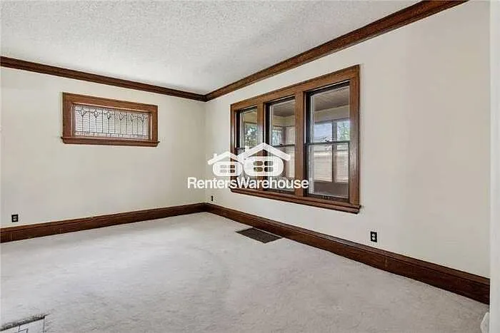 945 Sherburne Ave — Photo 7