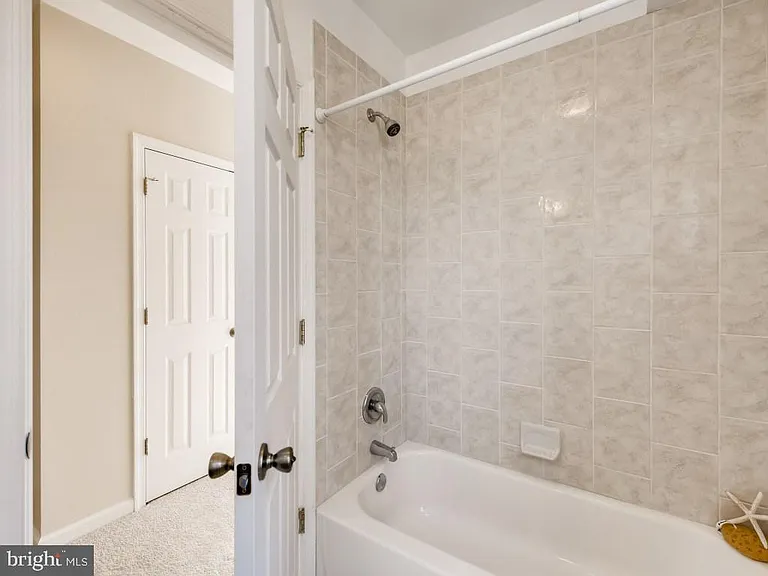1433 Olive St — Photo 5