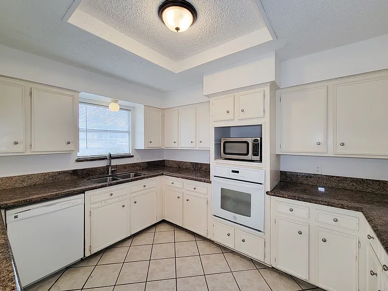 2710 Quail Creek Dr — Photo 17