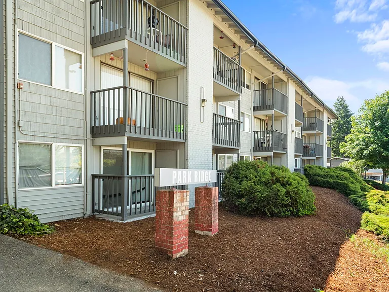 Park Ridge Apartments — Photo 16