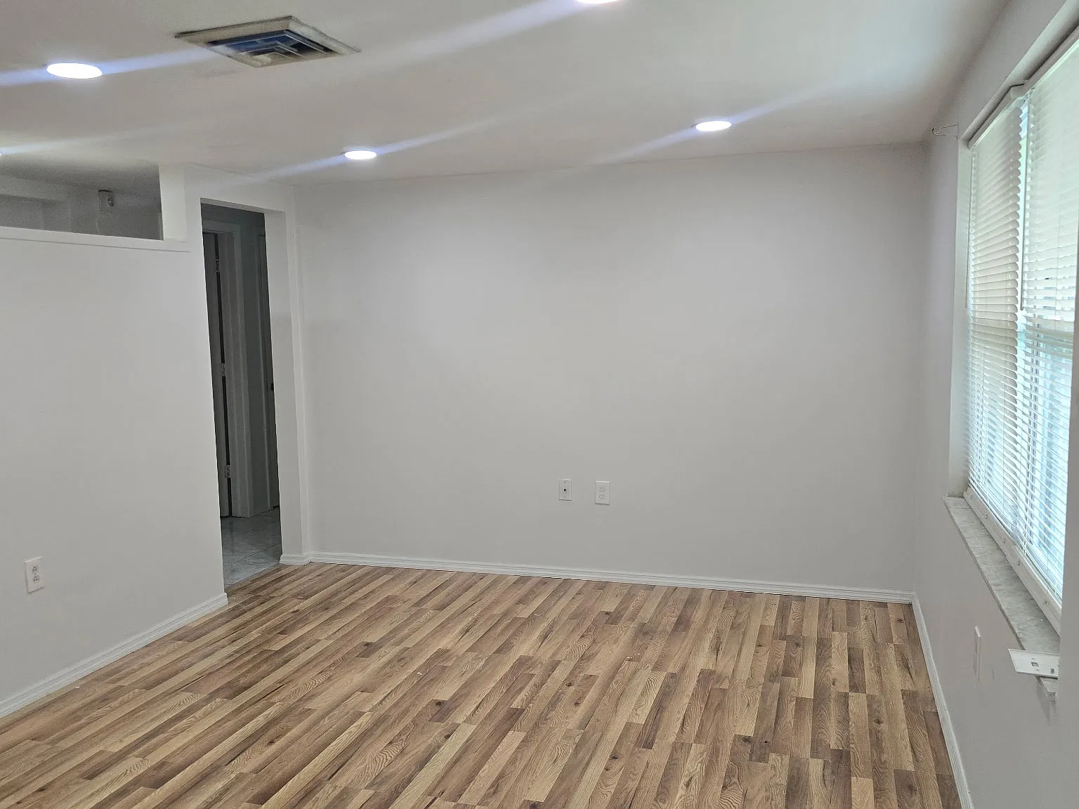 3 bed, 1.5 bath, 1001 sqft, $1,550 — Photo 3