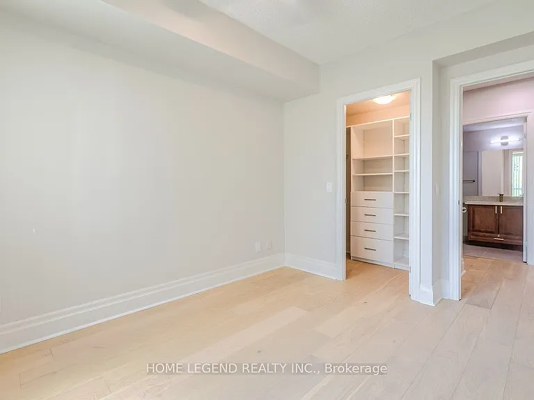 39 Upper Duke Cres #215 — Photo 14