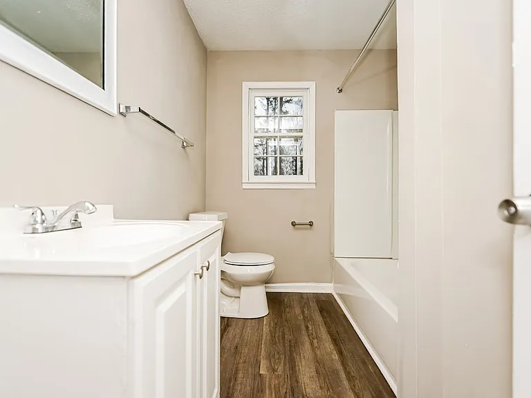 1472069_023_main_bathroom_13458715.jpg