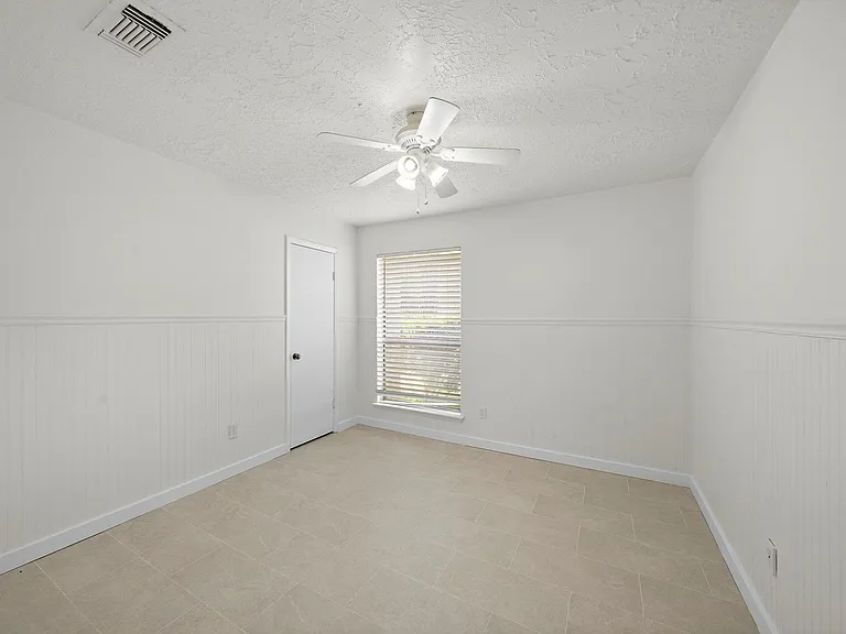 13815 Grosvenor St — Photo 19