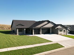 2112 Prairie Hawk Dr, Bismarck, ND 58503