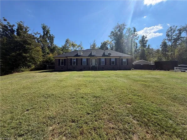 1125 Adams Ridge Rd, Walnut Cove, NC 27052