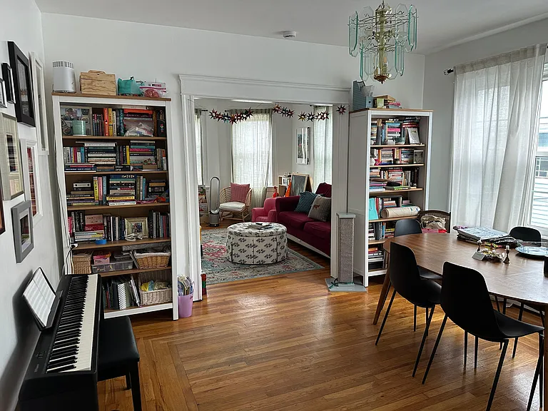 102 Rochambeau Ave — Photo 5