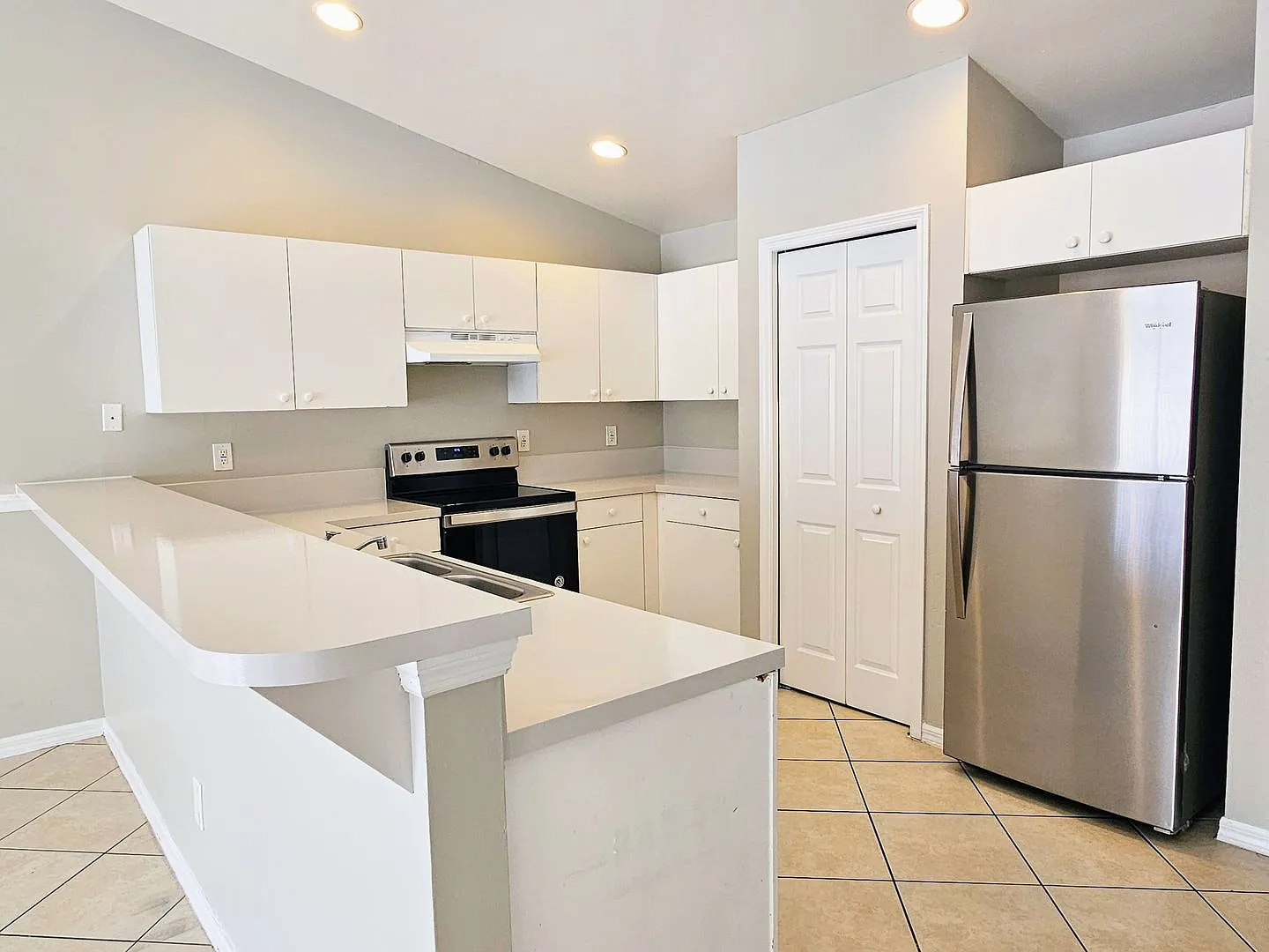 Well-maintained 3BR & 2BA w/1- car garage attached Duplex | lawn care and salt service included |... — Photo 2