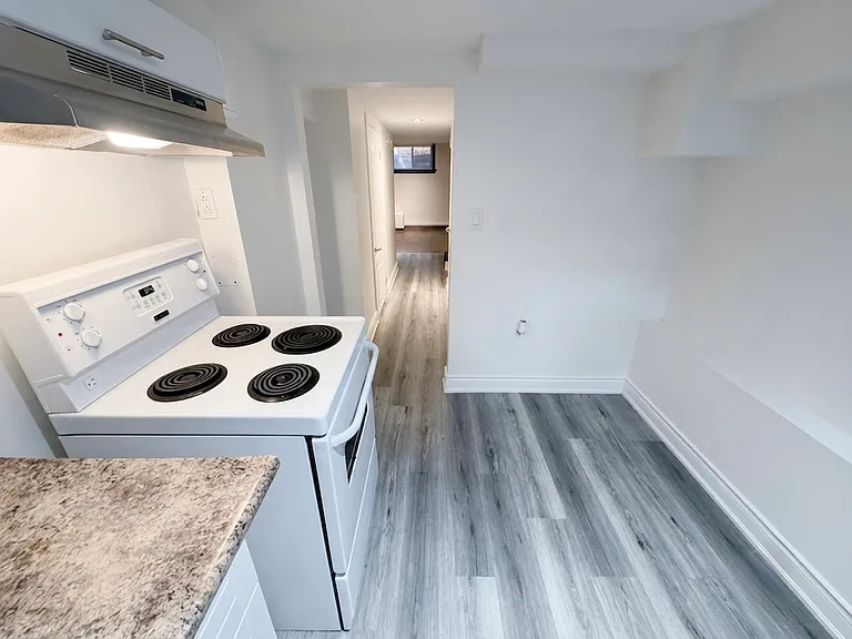 909 Palmerston Ave #LOWER — Photo 4