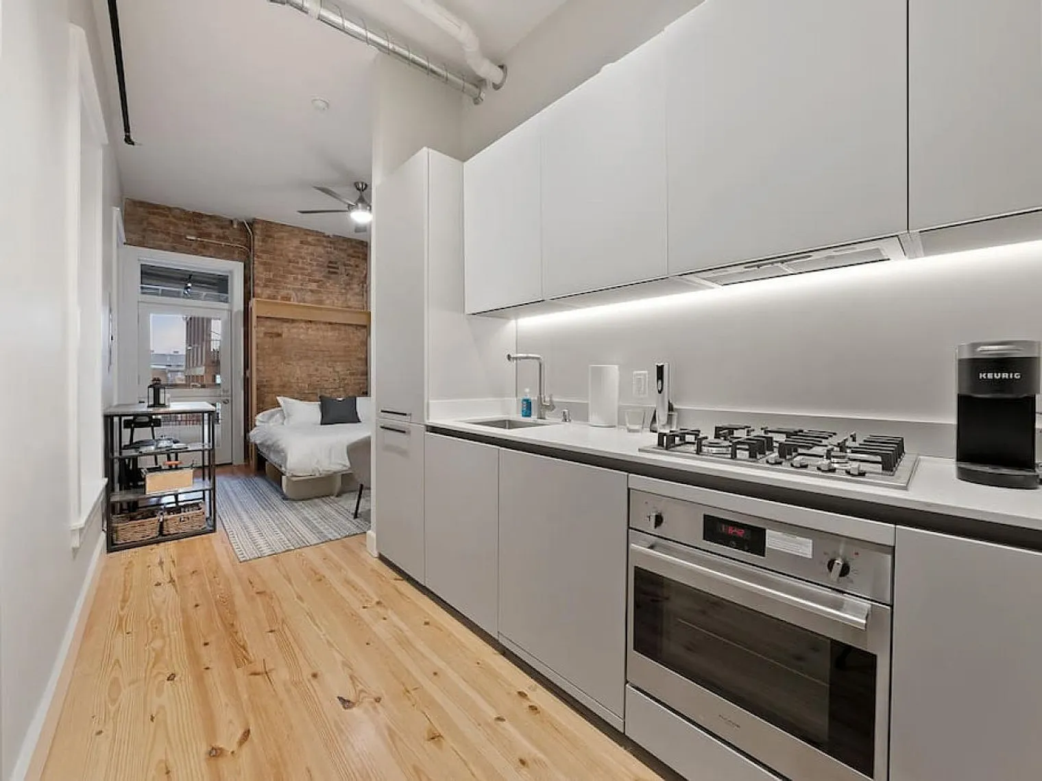 1 bed, 1.0 bath, 710 sqft, $1,977 — Photo 2