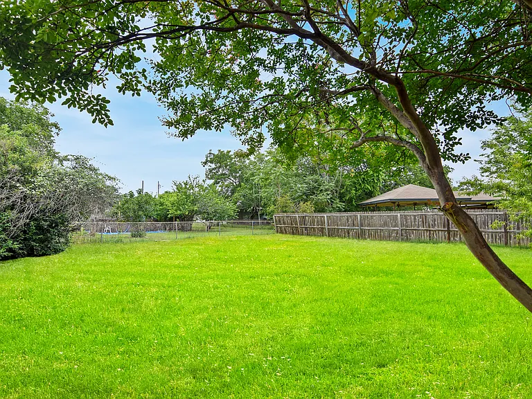 1505 Oleta St — Photo 17