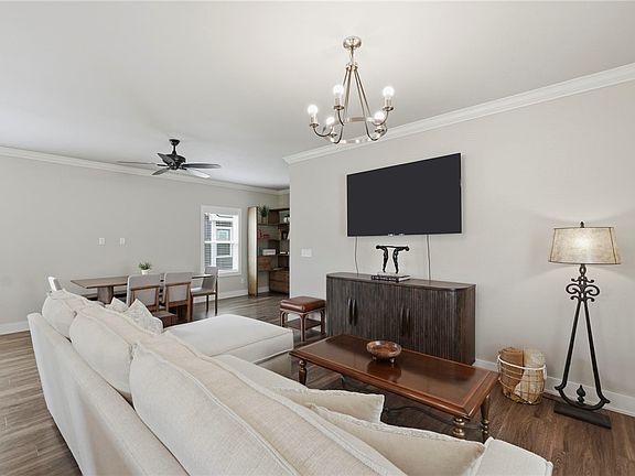 5th image of 825 NE Heights Ln