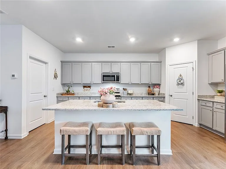680 Groover St — Photo 10