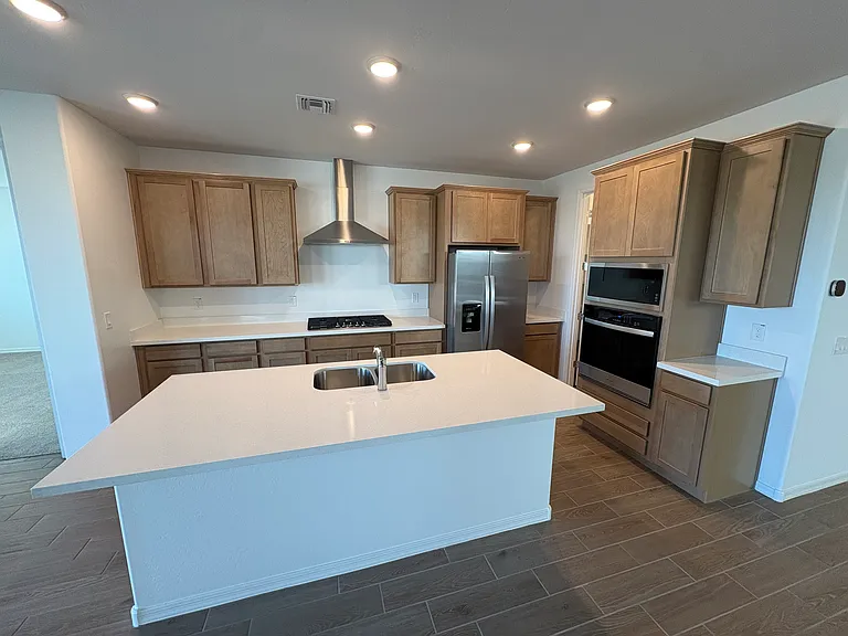 675 W Riparian Dr — Photo 2