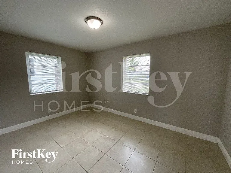 2435 Liberty St — Photo 11