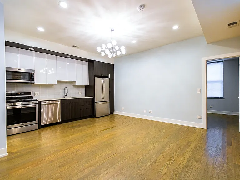 1638 N Marshfield Ave — Photo 2