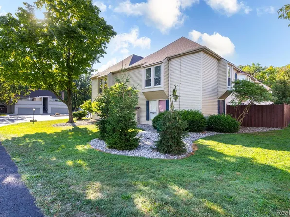 8095 Colony Dr APT 23, Grosse Ile, MI 48138