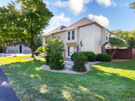 8095 Colony Dr APT 23, Grosse Ile, MI 48138