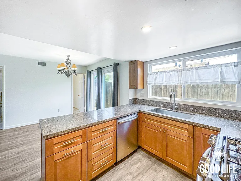 517 4th Ave #2 — Photo 4