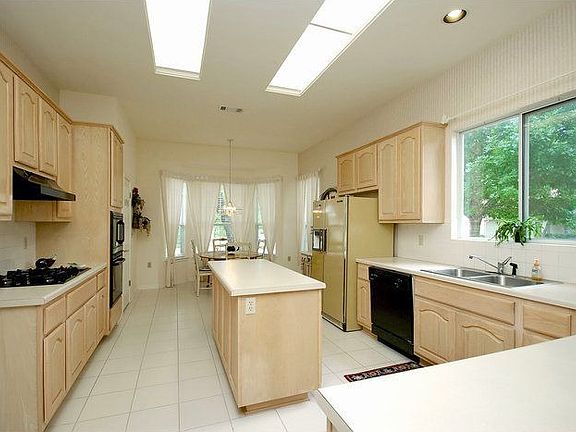 Bright and Spacious Kitchen