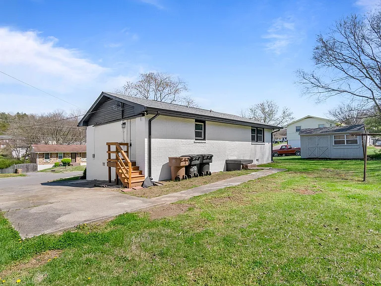 2706 Combs Dr — Photo 17