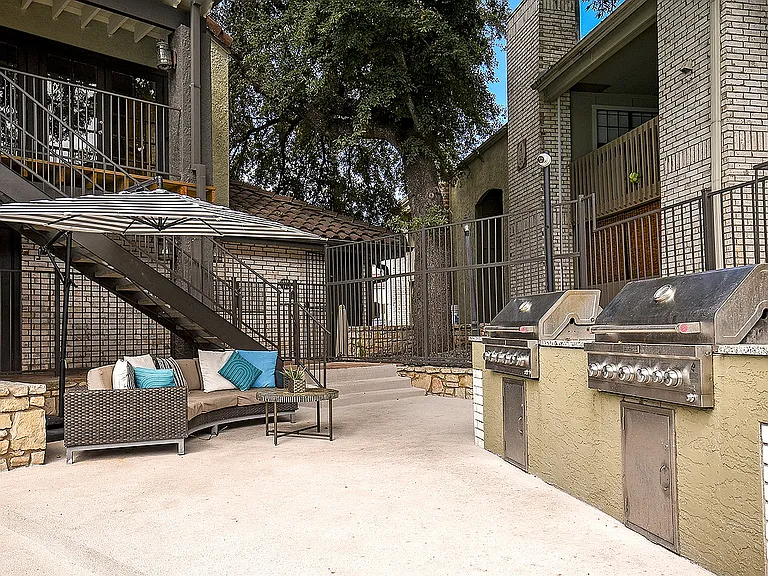 Deer Oaks Apartments — Photo 8