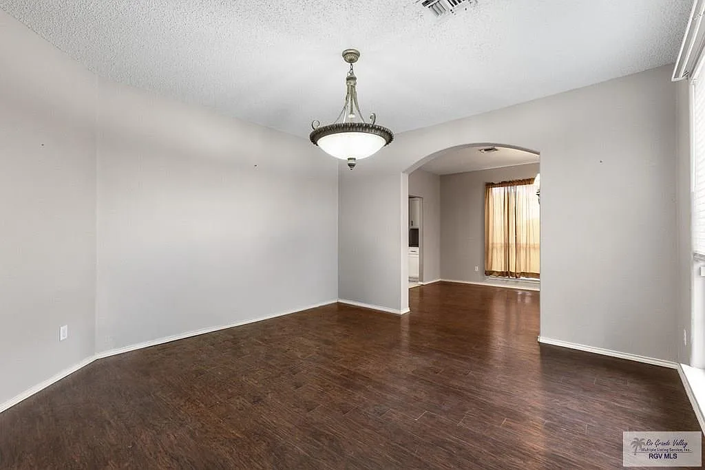 5 bed, 3.0 bath, 3324 sqft, $3,200 — Photo 2