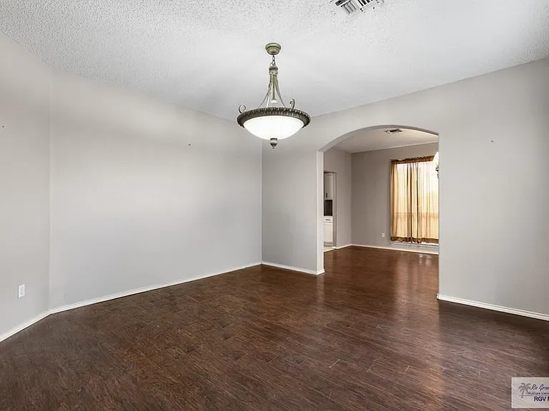 2784 Woodside — Photo 2