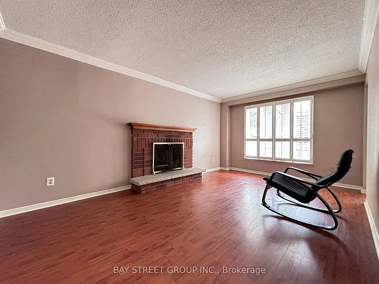 331 Green Ln — Photo 14