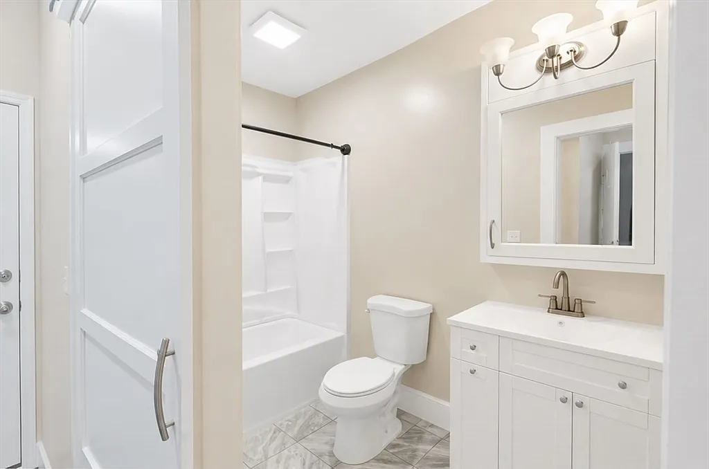 4 bed, 1.0 bath, 1400 sqft, $2,800 — Photo 3