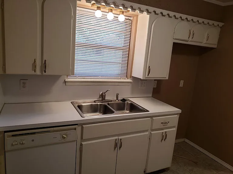 1932 Elmhurst Dr — Photo 7
