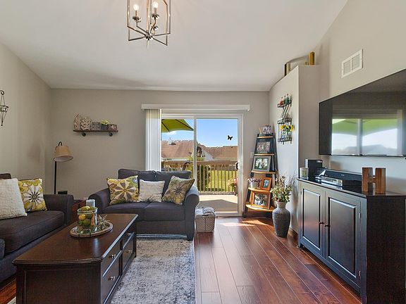 4th image of 1647 Fieldstone Dr S
