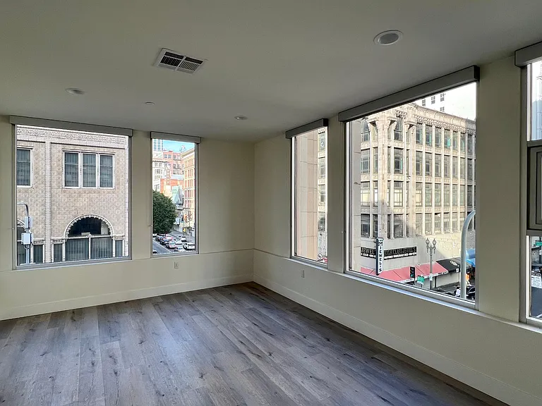 314 W 6th St #305 — Photo 22