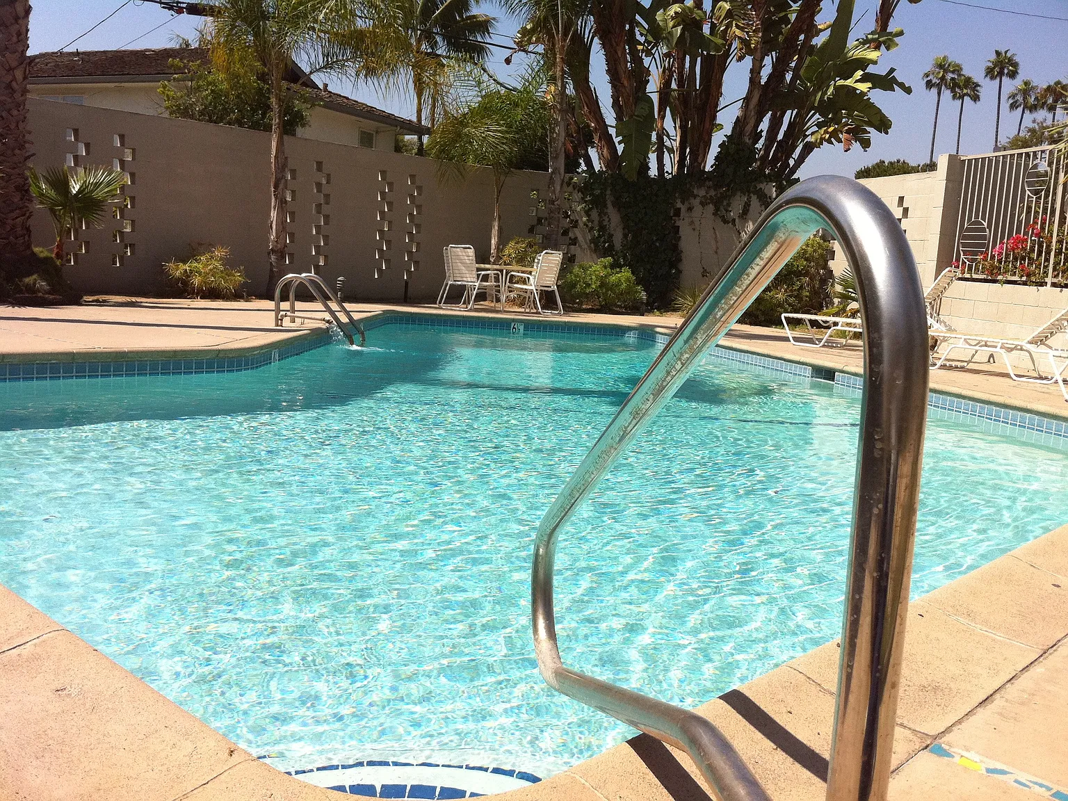 Continental Apartments — Photo 2