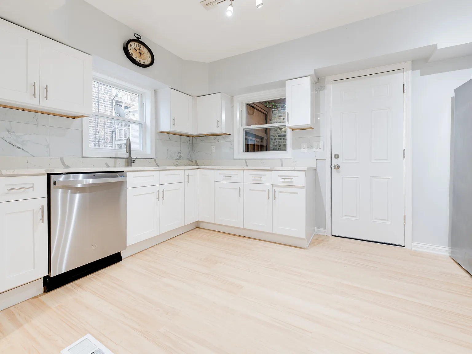 3 bed, 1200 sqft, $2,500 — Photo 4