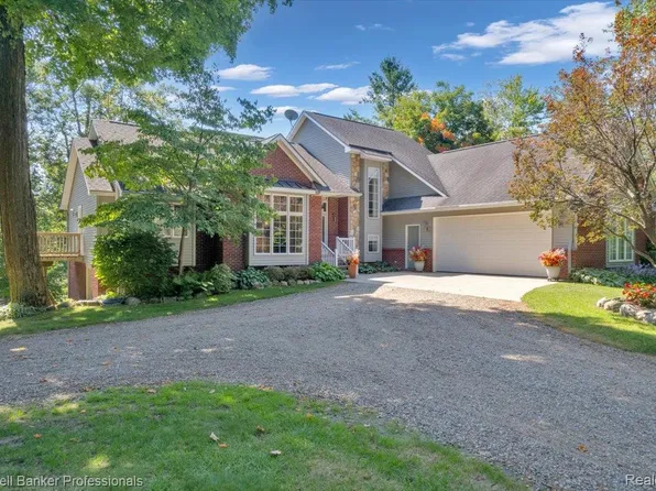 4655 Cusenza Dr, Otter Lake, MI 48464