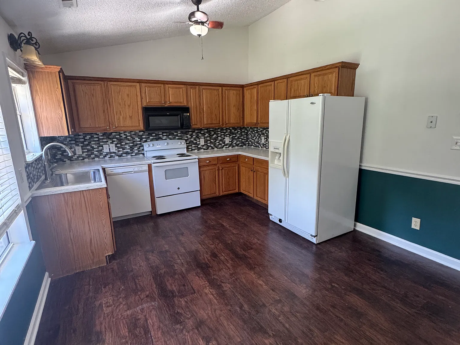 3 bed, 1305 sqft, $1,895 — Photo 2