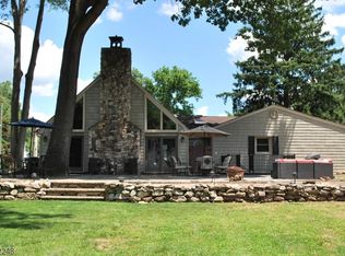 9 Pine St, Green Brook, NJ 08812