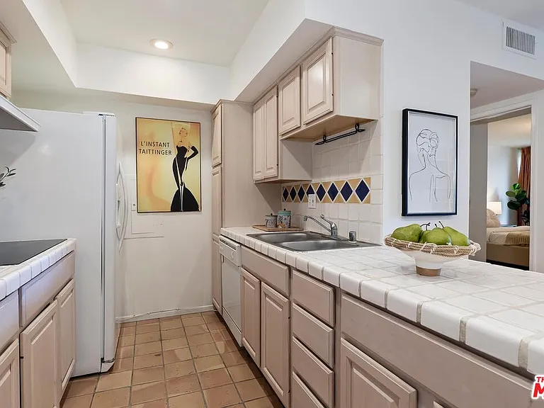 1351 N Crescent Heights Blvd #207 — Photo 14
