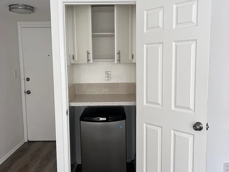 Bachelor unit kitchen