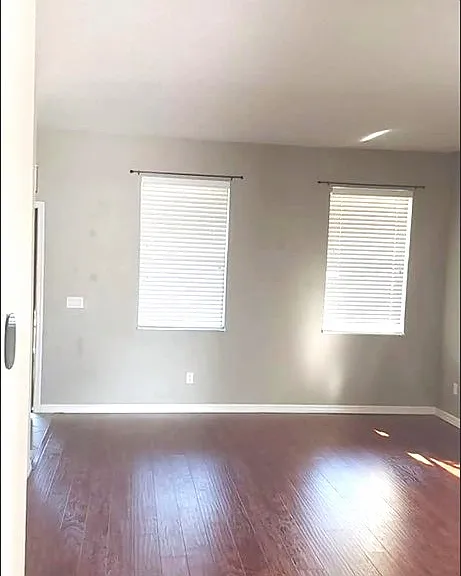 1933 Varick Way — Photo 10